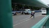 Warga yang akan atau telah memakai jasa KRL di Stasiun Jakarta Kota dan hendak ke arah Pinangsia harus melintasi jalan ini.