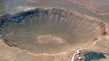 6. Kawah Morokweng: Terletak di Afrika Selatan, kawah raksasa ini tercipta akibat hantaman asteroid sekitar 145 juta taun lalu. Lokasinya dekat gurun Kalahari dan di sana masih ada sisa-sisa fosil meteor yang menubruknya. Foto: istimewa