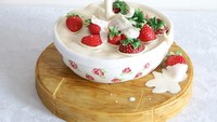 Selain tren mie terbang, kue terbang juga jadi tren kue cantik. Kue yang satu ini contohnya, tampil cantik dengan percikan susu yang terlihat begitu nyata. Foto: Boredpanda