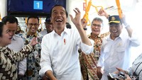 Jokowi terlihat tertawa lepas saat menjajal MRT.