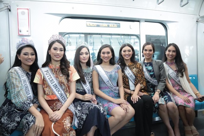 Muncul dengan mahkota masing-masing, Top 3 Puteri Indonesia tampil anggun dalam balutan gaun bernuansa batik dari Baduis Project. Gaya mereka juga disempurnakan dengan wedges coklat kembaran bergaya peep-toe.  Foto: Dok. Yayasan Puteri Indonesia