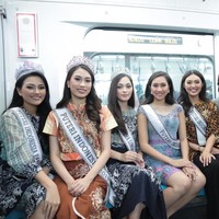 Muncul dengan mahkota masing-masing, Top 3 Puteri Indonesia tampil anggun dalam balutan gaun bernuansa batik dari Baduis Project. Gaya mereka juga disempurnakan dengan wedges coklat kembaran bergaya peep-toe.  Foto: Dok. Yayasan Puteri Indonesia