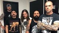 Philip Anselmo dilarang tampil di New Zealand usai tragedi penembakan. Pelarangan itu muncul karena masa lalunya yang pernah membuat kontroversi White Power.  Foto: Dok. Instagram/philiphanselmo