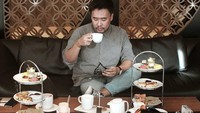 Kali ini Jo menikmai afternoon tea dengan ragam cake dan pastry di hadapannya. Nyam! Foto: Instagram jo_ardis/salmafinasunan