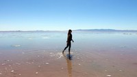 Saat berada di Great Salt Lake, Amerika Serikat. (ana_d_armas/Instagram)