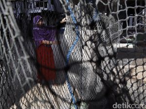 Aktivitas Emak-emak Pulau Messah Merajut Jaring Ikan
