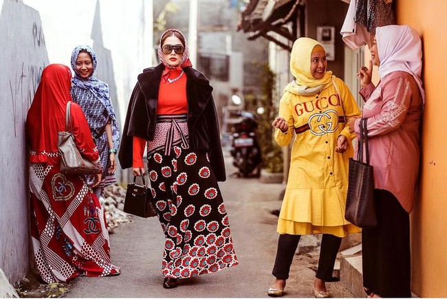 Terus ada juga foto dengan ibu-ibu yang pakai baju dengan merek palsu. Aku bukan menghina, ujung-ujungnya lagi bahwa yang sanggup membeli barang mahal nggak harus ngecilin orang yang beli barang palsu. Yang pakai barang palsu nggak harus iri atau melakukan segala usaha untuk barang asli, imbuhnya. Foto: Instagram @ussypratama