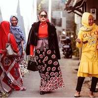 Terus ada juga foto dengan ibu-ibu yang pakai baju dengan merek palsu. Aku bukan menghina, ujung-ujungnya lagi bahwa yang sanggup membeli barang mahal nggak harus ngecilin orang yang beli barang palsu. Yang pakai barang palsu nggak harus iri atau melakukan segala usaha untuk barang asli, imbuhnya. Foto: Instagram @ussypratama