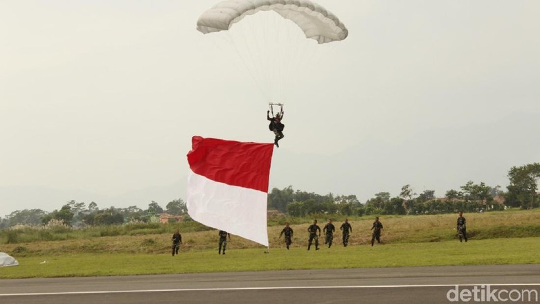 Penerjun Kopassus Pecahkan Rekor MURI Kibarkan Bendera Besar Penerjun Kopassus Pecahkan Rekor MURI Kibarkan Bendera Besar