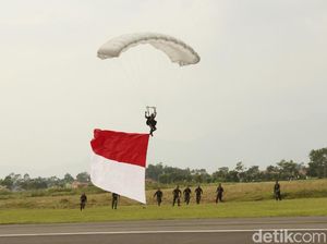 Penerjun Kopassus Pecahkan Rekor MURI Kibarkan Bendera Besar