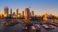 Pertama, adalah Elizabeth Quay, wilayah sudut kota yang menampilkan pemandangan gedung-gedung di Perth dengan suasana kota yang seru (Tourism Western Australia)    