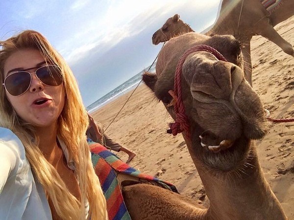 Kalau ini saat Alexandra seru-seruan selfie bareng unta. Wah, lucu! (Instagram/@alexandramendezof)