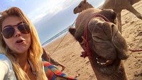 Kalau ini saat Alexandra seru-seruan selfie bareng unta. Wah, lucu! (Instagram/@alexandramendezof)
