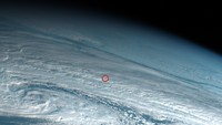 Ledakan meteor di atmosfer Bumi ini baru saja disadari para ilmuwan. Penyebabnya, ledakan terjadi di atas wilayah Laut Bering yang sangat terpencil, dekat Semenanjung Kamchatka, Rusia. Citra satelit menunjukkan ledakan meteor sebagai titik kecil (dalam lingkaran merah) di atmosfer Bumi. Foto: physics.ox.ac.uk/Simon Proud