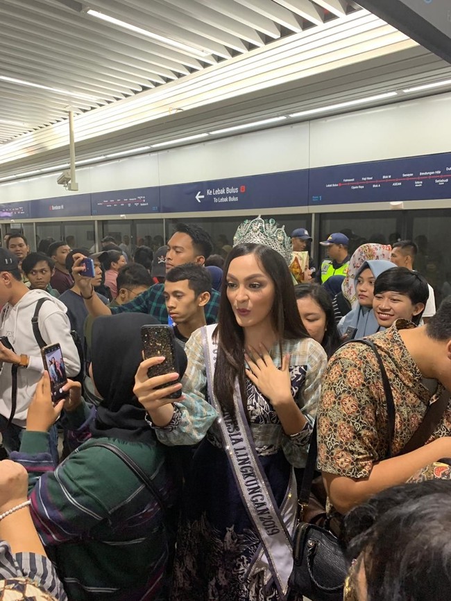 Sehari sebelumnya, Ibu Negara Iriana Jokowi sudah menjajal MRT. Ia didampingi Mufidah Jusuf Kalla dan ibu-ibu yang tergabung dalam Organisasi Aksi Solidaritas Era (OASE) Kabinet Kerja.  Foto: Dok. Yayasan Puteri Indonesia