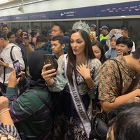 Sehari sebelumnya, Ibu Negara Iriana Jokowi sudah menjajal MRT. Ia didampingi Mufidah Jusuf Kalla dan ibu-ibu yang tergabung dalam Organisasi Aksi Solidaritas Era (OASE) Kabinet Kerja.  Foto: Dok. Yayasan Puteri Indonesia