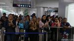 Momen Jokowi Diserbu Warga saat Jajal MRT