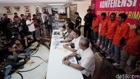Selain itu polisi masih mencari pelaku-pelaku lainnya. Ada 12 pelaku lagi yang masih diburu polisi.