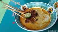 Nah ini penampilan seporsi sate kuah dari Pak H. Diding. Perpaduan sate sapi dan soto tangkar ini sudah ada sejak tahun 1960-an. Seporsi sate kuah plus nasi harganya Rp35.000. Foto: detikfood/unilever