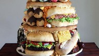 Ada pancake, burger, cupcake, hotdog, kacang, pancake, hingga kentang goreng yang jadi susunan cantik kue ini. Foto: Boredpanda