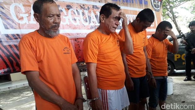 Para tersangka dihadirkan dalam jumpa pers, kemarin.