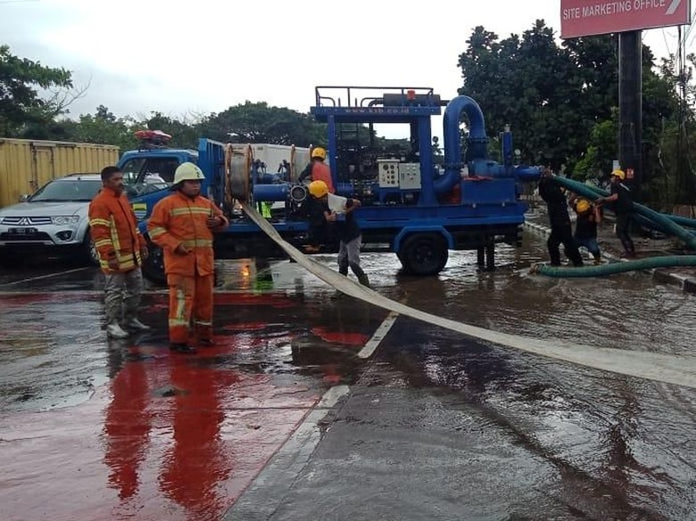 Banjir di Bandung, Pengendara Diimbau Waspadai Sisa Lumpur Banjir di Bandung, Pengendara Diimbau Waspadai Sisa Lumpur