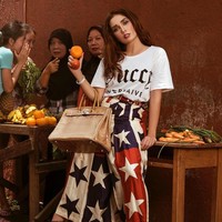 Beberapa fotonya itu pun menunjukkan gaya glamor Ussy yang pakai tas Hermes Crocodile senilai ratusan juta hingga miliaran rupiah. Seperti pada foto ini saat Ussy mengenakan pakaian dari merek Gucci di tempat penjual sayur dan beberapa ibu-ibu di belakangnya terlihat tengah bergosip tentang dirinya. Ini menunjukkan bahwa gosip kerap terjadi dimanapun kamu berada dan siapapun kamu tak bisa selalu menjadi bahan gosip dari orang di sekitar, dan ini adalah penyakit sosial. Foto: Instagram @ussypratama