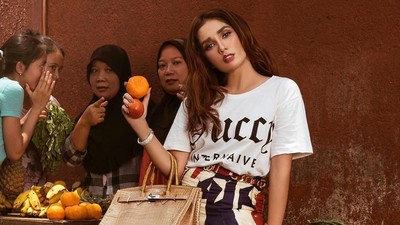 Gaya Nyentrik Ussy Sulistiawaty, Foto di Gang Sempit Pakai Tas Ratusan Juta