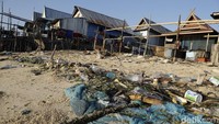 Sampah plastik menumpuk di salah satu sudut pantai yang dihuni oleh warga Pulau Messah.