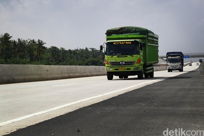 Ruas tol Bakter (Bakauheni-Terbanggi Besar) yang membentang sepanjang 140,7 km kini masih di Gratiskan. Tol pemegang ruas rekor terpanjang di Indonesia itu kini di dominasi oleh Truk lintas Sumatera.