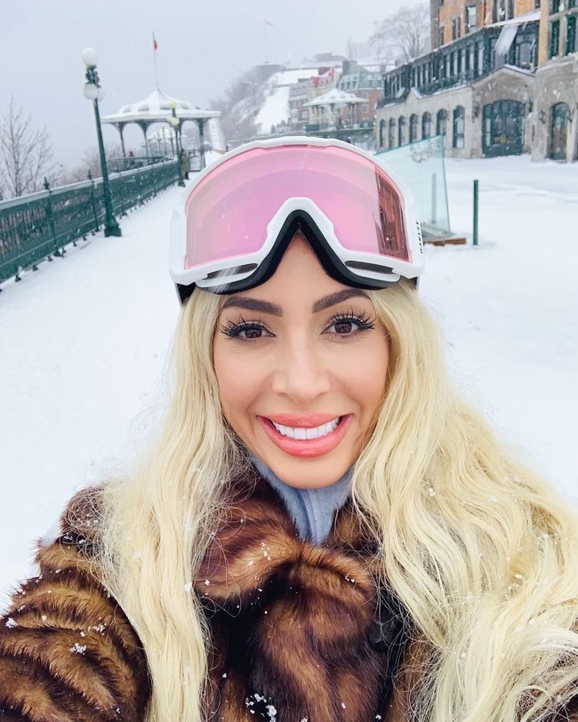 OMG, ini adalah tiruan Kourtney Kardashian yang paling norak, kritik netizen lainnya. Foto: Instagram @farrah__abraham