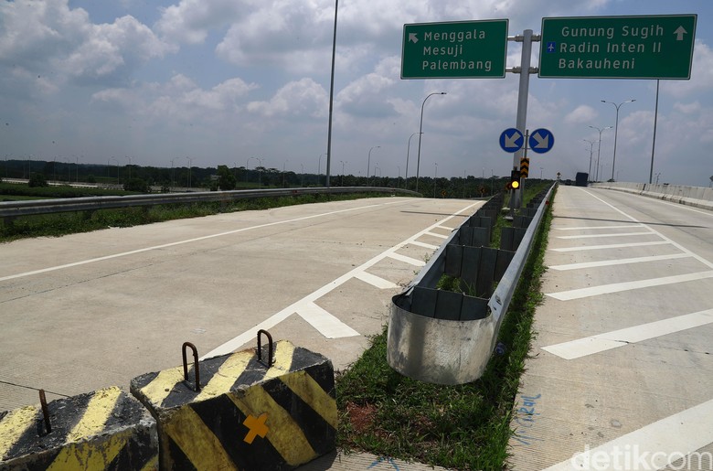 Jalan tol baru. Foto: dikhy sasra Jalan tol baru. Foto: dikhy sasra
