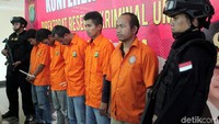 Kelima tersangka itu adalah M, TK, WH, AN dan N. Salah satu tersangka, N disebut menjadi aktor intelektual dalam kejadian itu.