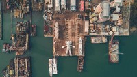 Karya yang dibuat oleh seniman KAWS turut menyemarakkan kota Hong Kong yang dipenuhi acara seni dan budaya sepanjang bulan Maret. Bagaimana menurutmu patung raksasa KAWS? Foto: HK Tourism Board/ Istimewa