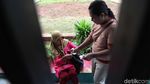 Potret Antrean Ibu-ibu Belanja Sembako Murah di RPTRA Permata