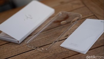 Xiaomi memberikan case silikon transparan, buku petunjuk dan garansi, serta jarum pembuka SIM card tray. Foto: Adi Fida Rahman/detikINET