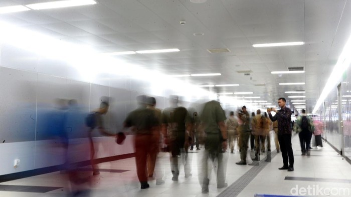 Warga Jajal MRT MRT Jakarta sudah mulai beroperasi. Warga Jakarta pun antusias menjajal moda transportasi baru tersebut. Seperti apa ramainya stasiun MRT? Lihat yuk.