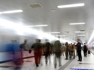Begini Ramainya Stasiun MRT yang Dipenuhi Warga Jakarta