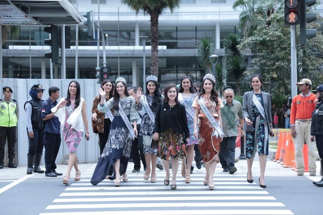 Para Puteri yang ikut dalam rombongan ini di antaranya Puteri Indonesia 2019 Frederika Alexis Cull, Puteri Indonesia Lingkungan Jolene Marie Cholock dan Puteri Indonesia Pariwisata Jessica Fitriana Martasari. Ketua Dewan Pembina Yayasan Puteri Indonesia (YPI) Putri Kus Wisnu Wardani juga ikut mendampingi.  Foto: Dok. Yayasan Puteri Indonesia