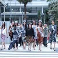 Para Puteri yang ikut dalam rombongan ini di antaranya Puteri Indonesia 2019 Frederika Alexis Cull, Puteri Indonesia Lingkungan Jolene Marie Cholock dan Puteri Indonesia Pariwisata Jessica Fitriana Martasari. Ketua Dewan Pembina Yayasan Puteri Indonesia (YPI) Putri Kus Wisnu Wardani juga ikut mendampingi.  Foto: Dok. Yayasan Puteri Indonesia