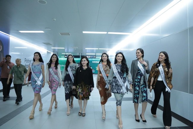 Giliran Puteri Indonesia 2019 menjajal Moda Raya Terpadu (MRT) Jakarta, Selasa (19/3/2019). Kesempatan tersebut terasa spesial karena mereka mencoba MRT bersama rombongan Presiden Joko Widodo atau Jokowi.  Foto: Dok. Yayasan Puteri Indonesia