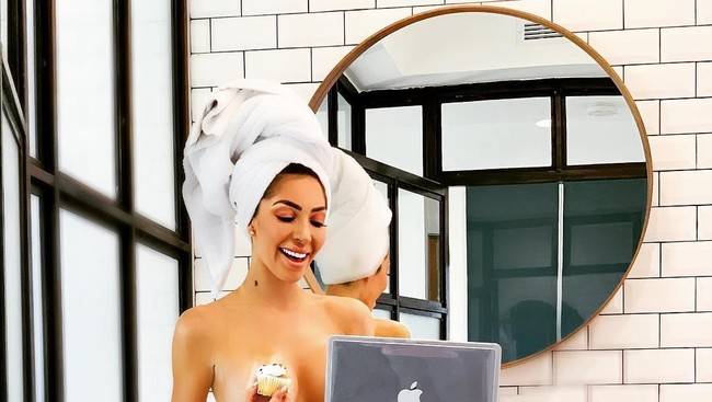 Bintang Big Brother ini berpose telanjang saat duduk di meja kamar mandinya, tersenyum sambil mengenakan handuk putih di kepalanya. Sambil memegang laptop Apple, Farrah menutupi payudaranya dengan cupcake. Foto: Instagram @farrah__abraham