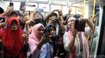 Momen Jokowi Diserbu Warga saat Jajal MRT