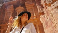 Gayanya mengabadikan momen di Petra, Yordania. (ana_d_armas/Instagram)