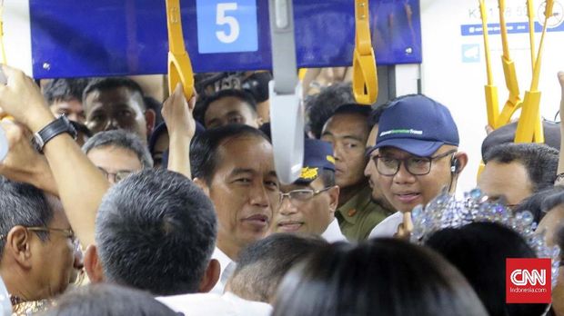 Presiden Jokowi bersama sejumlah jajaran Kabinet Kerja mencoba MRT Jakarta, Senin (18/3).