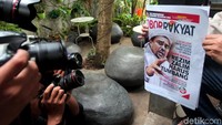 Sebelumnya juga sempat beredar brosur Obor Rakyat Reborn yang menampilkan sampul Habib Rizieq. Tabloid tersebut sempat akan diluncurkan di Gedung Joang pada Jumat (8/3) lalu tapi acara dibatalkan.