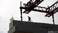 Pekerja melakukan proses pembangunan tol Becakayu seksi 2A di Bekasi Barat, Selasa (19/3/2019).