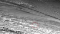 Fireball atau ledakan meteor ini juga terekam satelit Himawari milik Jepang. Namun yang terlihat tidaklah sedahsyat kekuatannya. Citra satelit menunjukkan ledakan itu sebagai titik kecil di atas kumpulan awan di atmosfer Bumi. Hal ini disebabkan karena lokasi ledakan yang sangat terpencil dan jarak satelit yang terlampau jauh dari lokasi ledakan meteor. Foto: Courtesy JMA/JAXA, Produced by @simon_sat