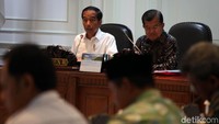 Presiden Joko Widodo (Jokowi) pagi ini kembali mengumpulkan beberapa menteri kabinet kerja dan pejabat tinggi daerah untuk rapat terbatas (Ratas) mengenai kemacetan di Jabodetabek.