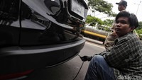 Sejumlah mobil pribadi diuji gas buangnya.